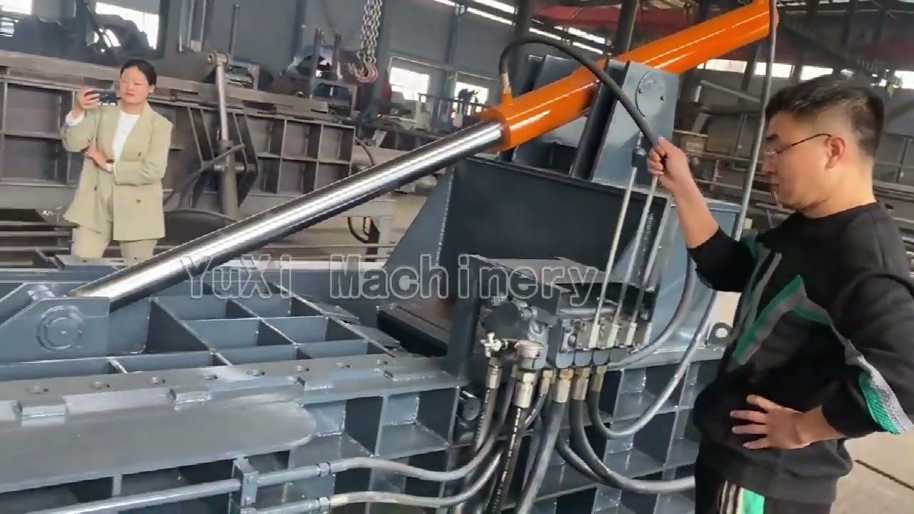 Vídeo de una empacadora hidráulica horizontal para metal